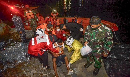 印尼巽他海峽漁船翻覆 10漁民失蹤