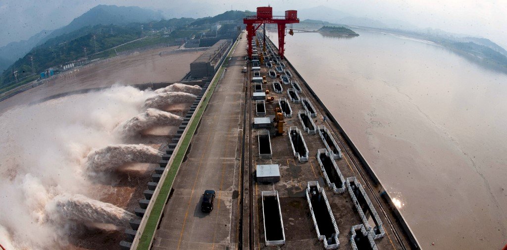 長江上游今年度最大洪水 通過三峽大壩