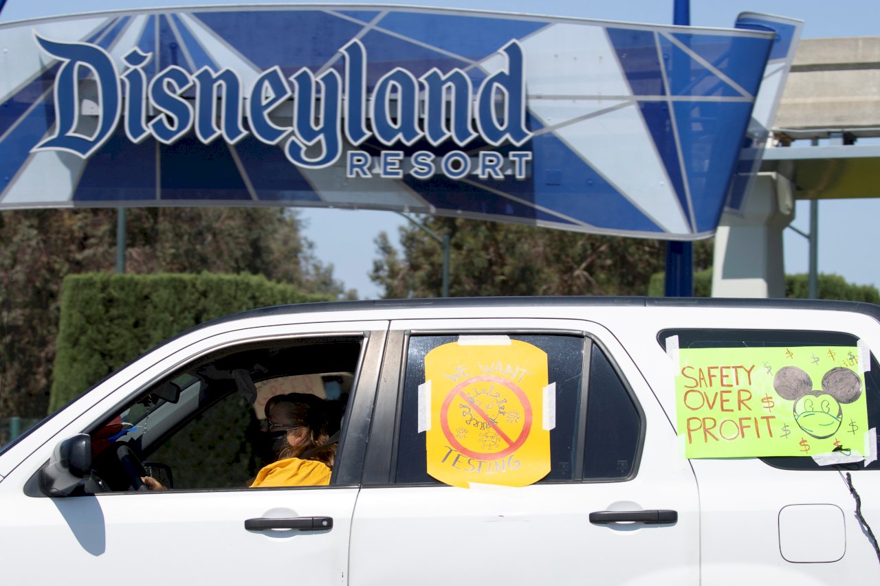 憂重啟防疫不足 加州迪士尼員工群起抗議