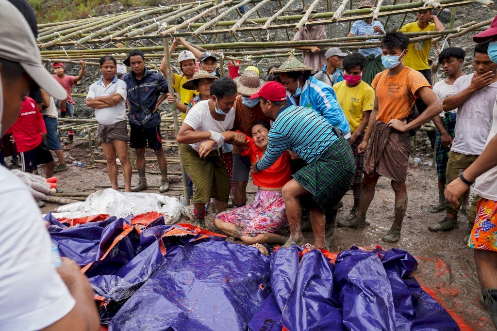 緬甸礦災增至171死 罹難礦工集體下葬