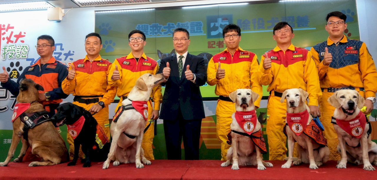 亞洲第一 徐國勇為6隻MRT認證搜救犬授階