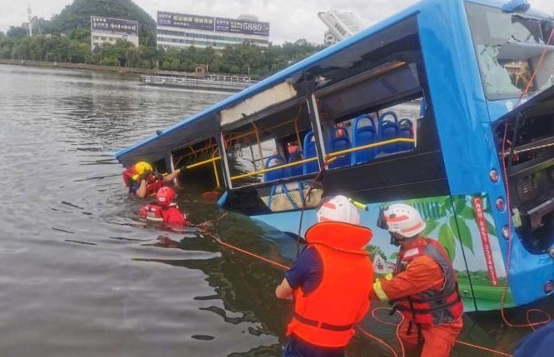 貴州公車突然轉向衝入水庫 救出36人已21死
