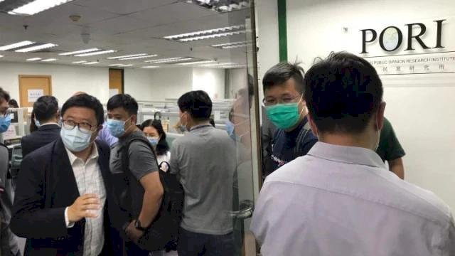 香港民主派立法會初選前夕 港警搜查香港民意研究所