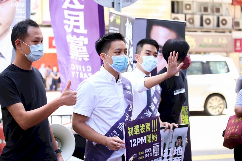 警搜索香港民意研究所 泛民初選被迫延至中午