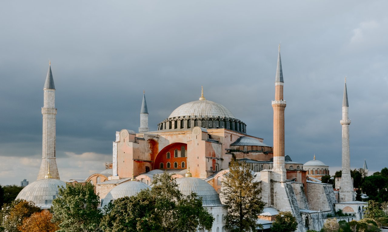 土耳其法院裁定 為聖索菲亞改回清真寺舖路