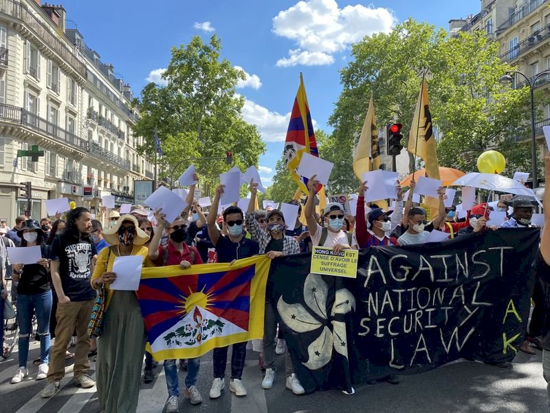 巴黎反香港國安法遊行 籲全球團結聲討中國獨裁