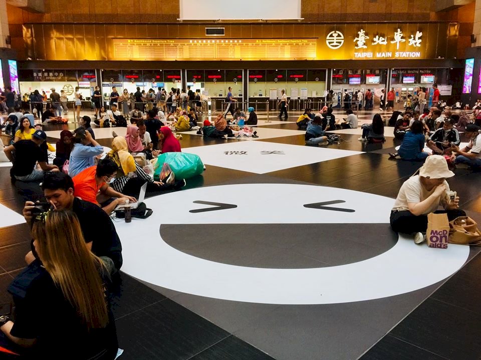台北車站大廳可席地坐 林佳龍：下一步促台鐵推多元空間規劃