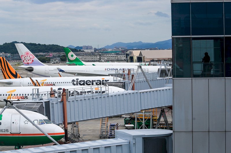 松山機場豪雨  29航班延誤、1班取消