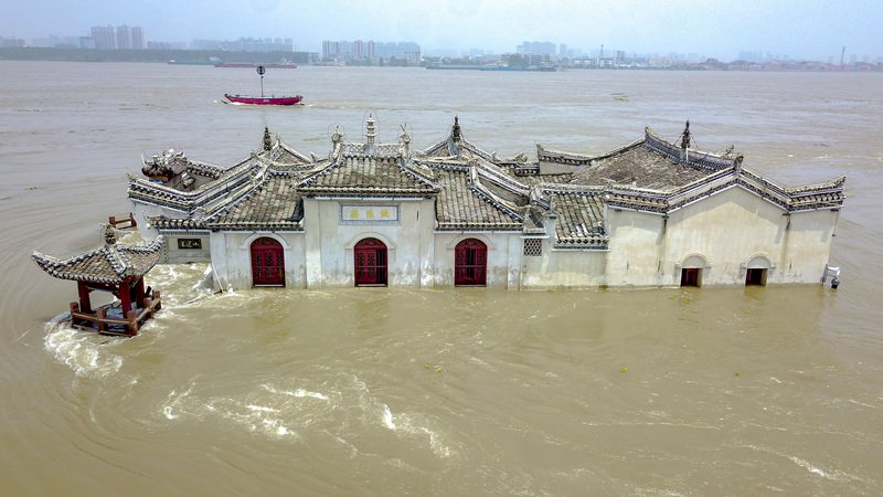 長江暴雨引洪水 24省2300萬人次受災