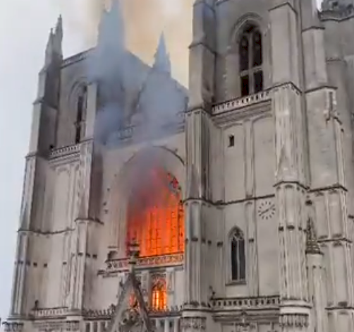 法國南特主教座堂內部大火 彩繪玻璃、管風琴付之一炬