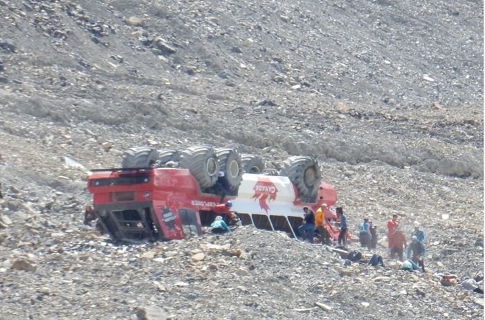 加拿大冰河觀光巴士翻覆 3死數傷