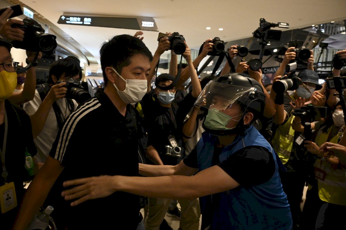 香港前民主派議員許智峯宣布流亡海外 暫別香港