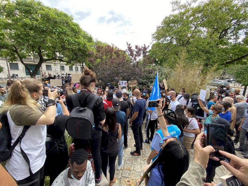 抗議維吾爾族遭侵害 法國民眾中國使館旁抗議