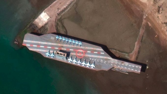 衛星照片：伊朗將美航艦模型移至波斯灣口
