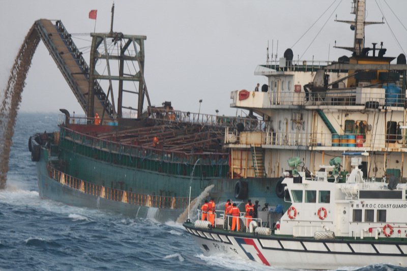 中國抽砂船盜採砂石太囂張 政院通過提案要修法遏阻