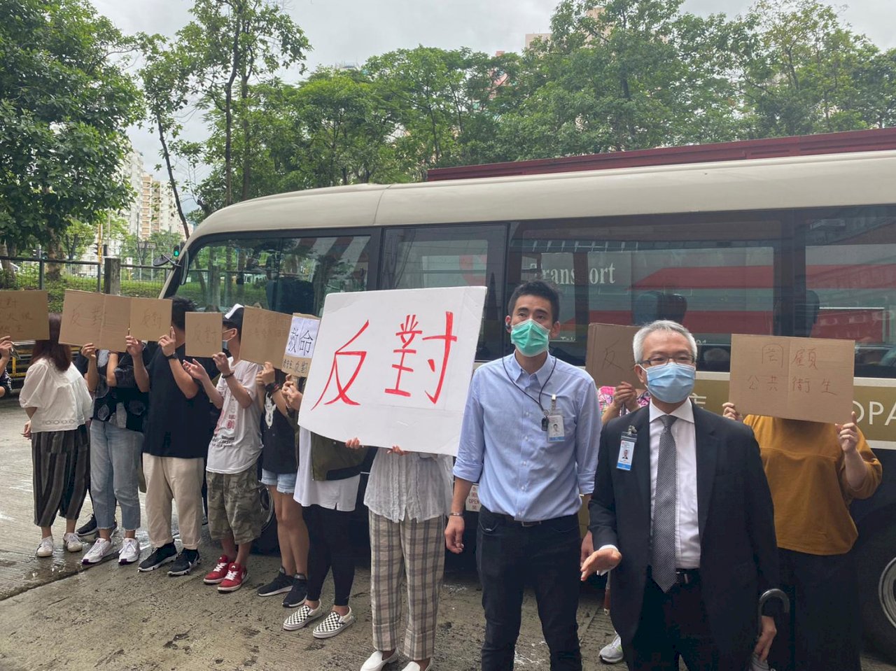 中國核酸檢測先遣隊員在港勘查 區議員率員抗議