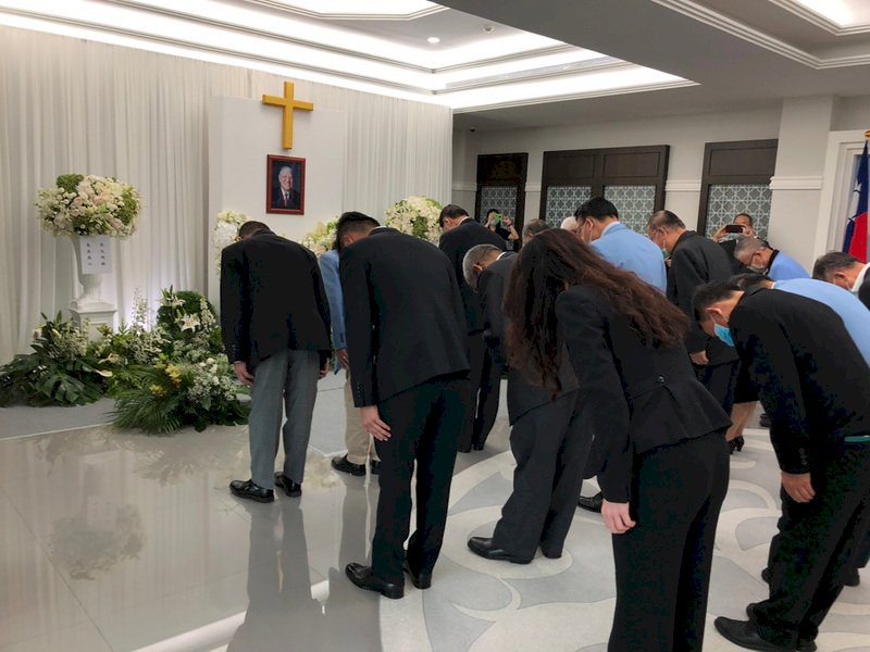 憶李登輝南向政策遠見 泰國僑胞赴駐處追悼