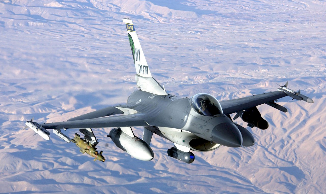 虛擬對決 美實驗AI與F-16飛官空戰纏鬥