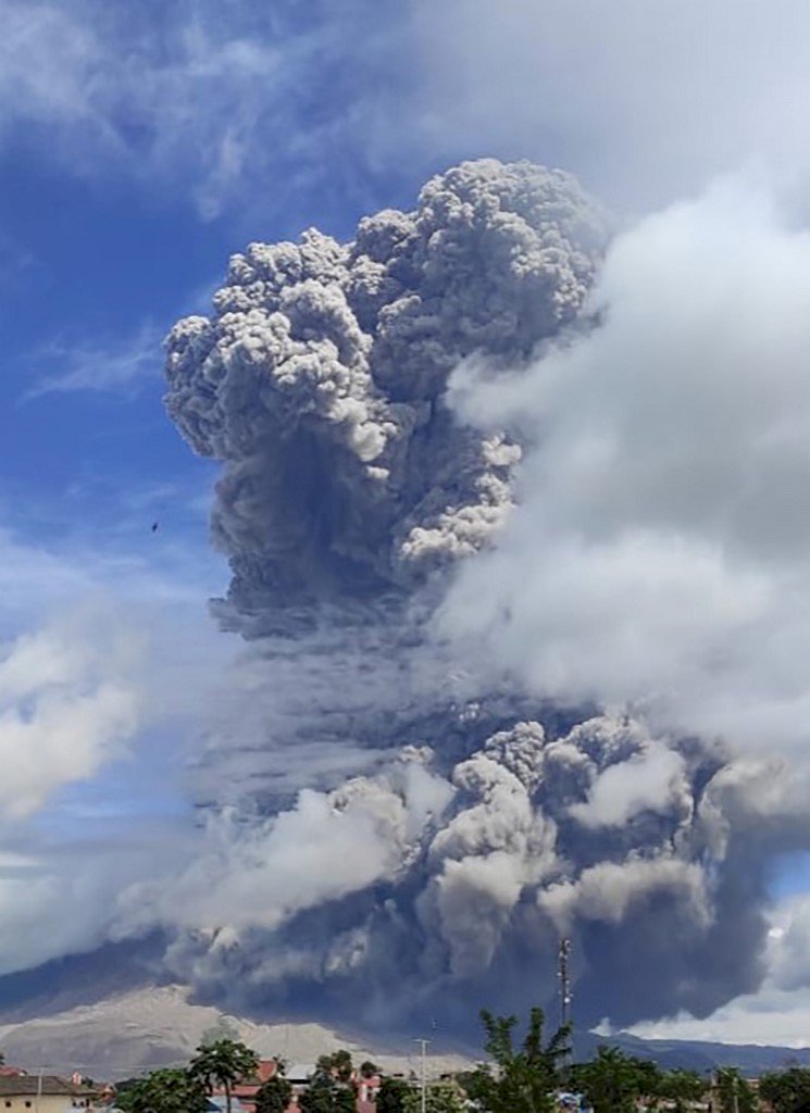 印尼西納彭火山爆發 灰雲直衝5000公尺高空
