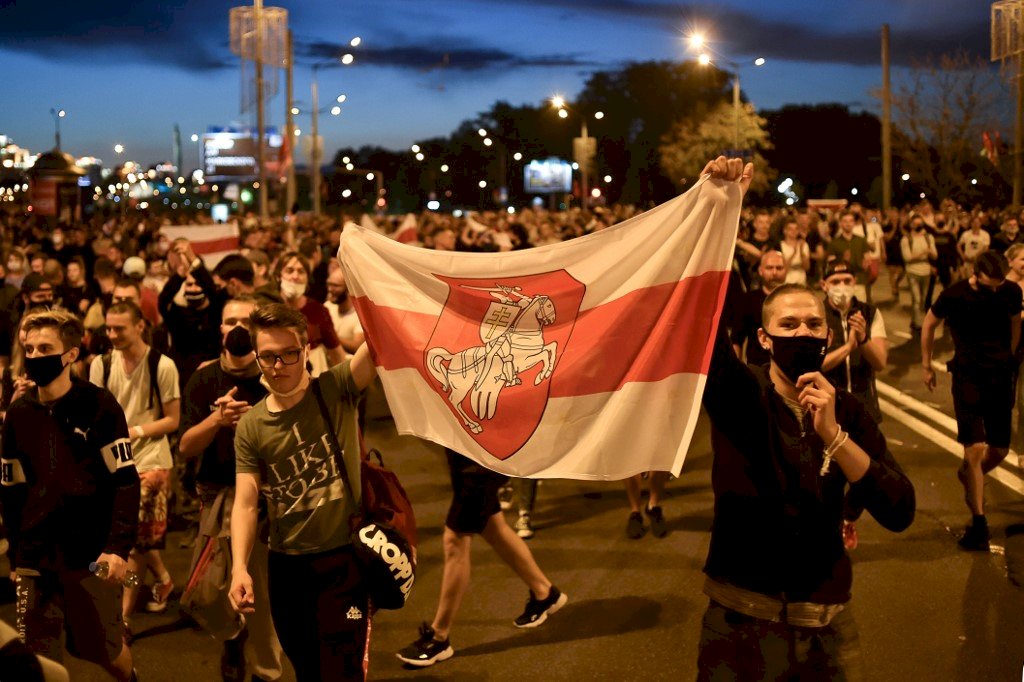 抗議白俄總統魯卡申柯 首都至少10萬人上街示威