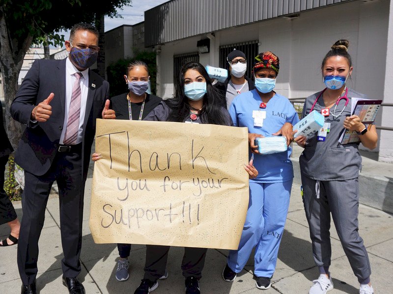 台灣口罩助洛杉磯弱勢社區 醫護手寫海報致謝