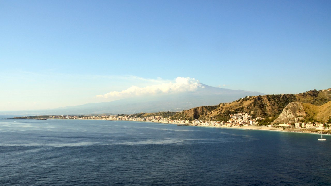 義大利埃特納火山現活動跡象 噴發黑色灰雲