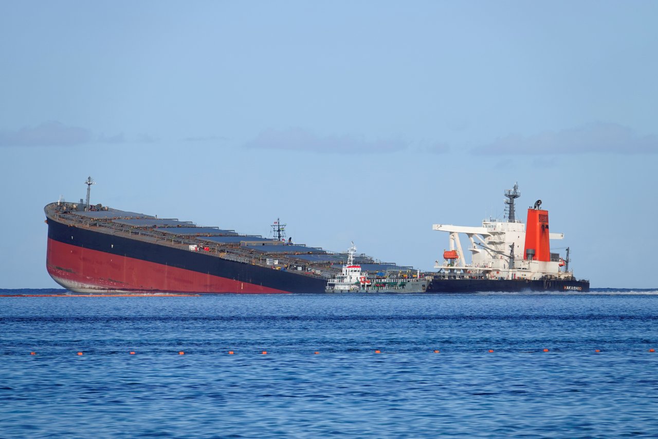 模里西斯擱淺日本貨輪 船身斷裂成兩半