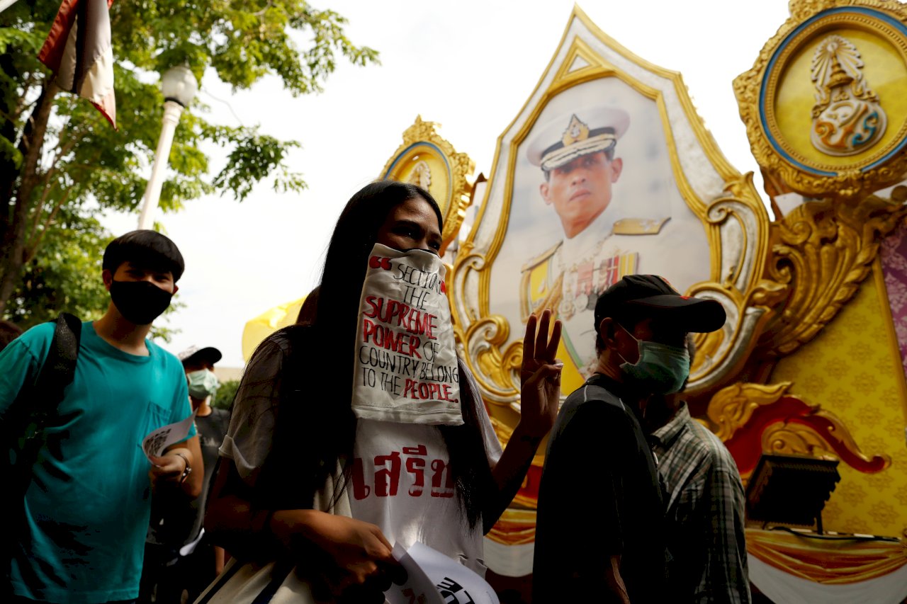 數千名泰國民眾走上街頭抗議 高喊「打倒獨裁政權」