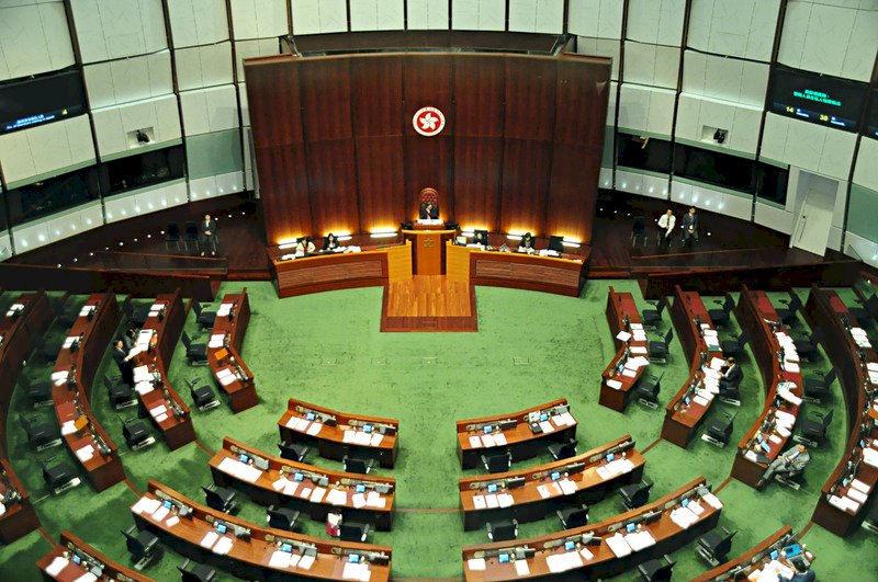 香港泛民多數立法會議員傾向留任過渡