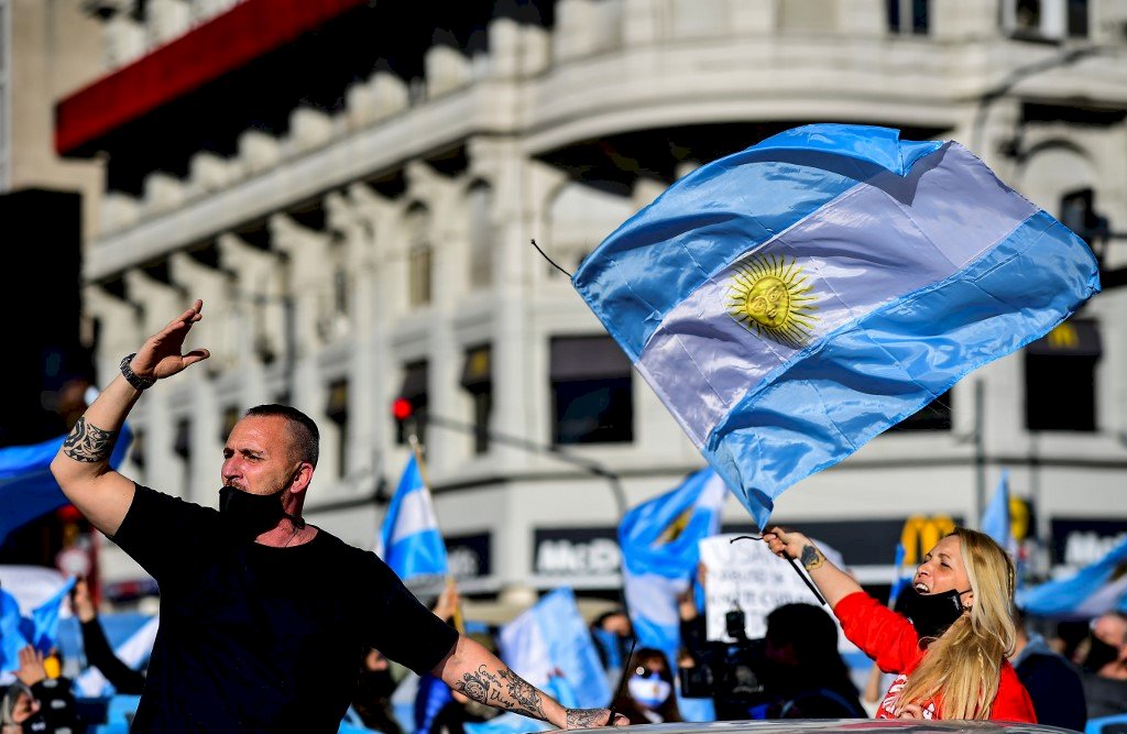 不滿總統及病毒限制措施 阿根廷各地舉行抗議