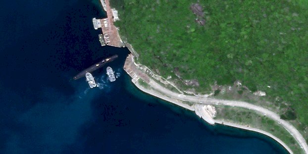 衛星照片罕見曝光 中國核動力潛艇出入海南基地