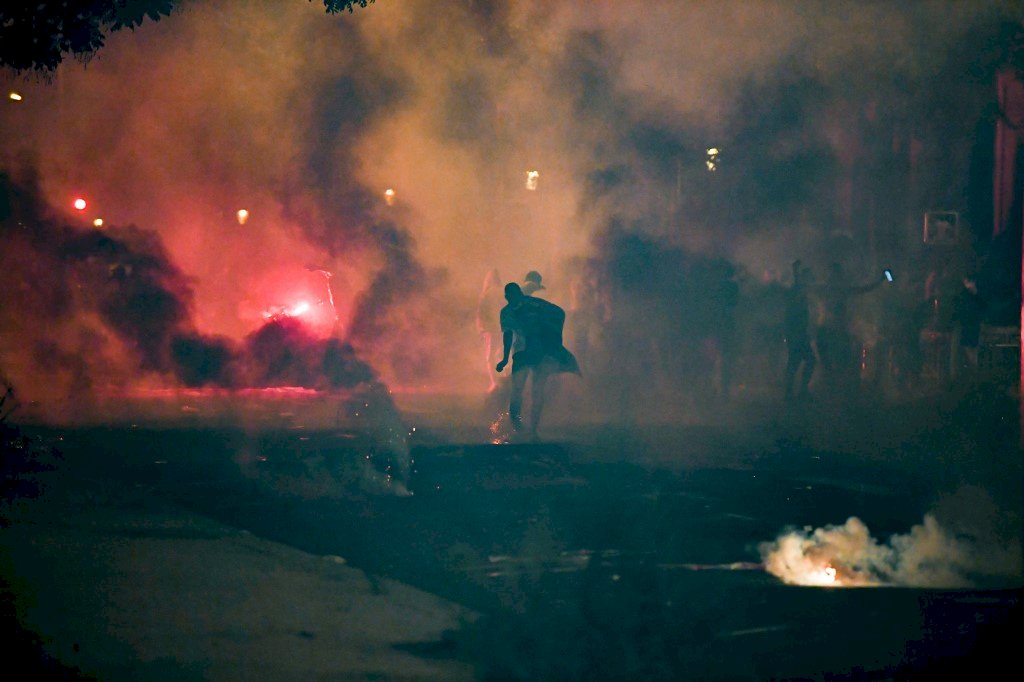 歐冠決賽巴黎飲恨慕尼黑 香榭大道爆警民衝突