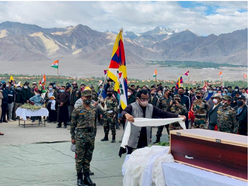 印度國旗與雪山獅子旗同覆 印官方隆重送行陣亡西藏軍官影片瘋傳