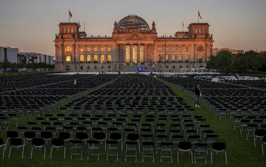 為難民發聲 德國會外1萬3千把空椅沈默抗議