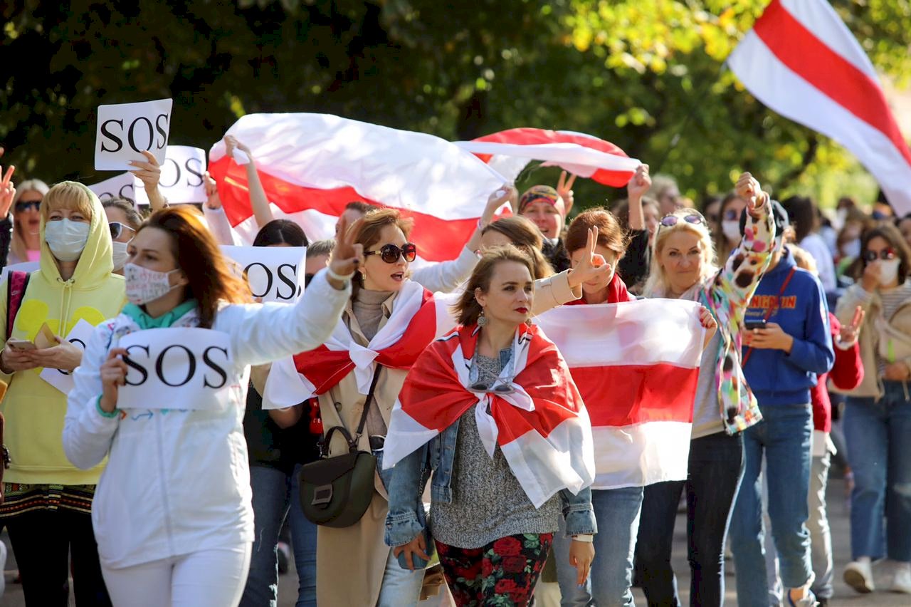 白俄2千婦女上街閃亮抗議　警逮捕超過300人
