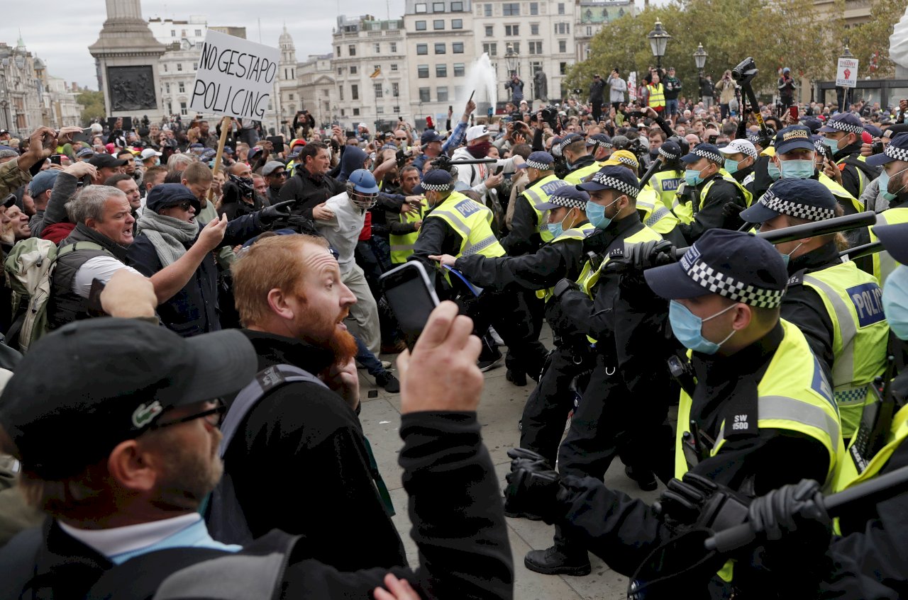 倫敦民眾抗議防疫封鎖　9警受傷16人被捕