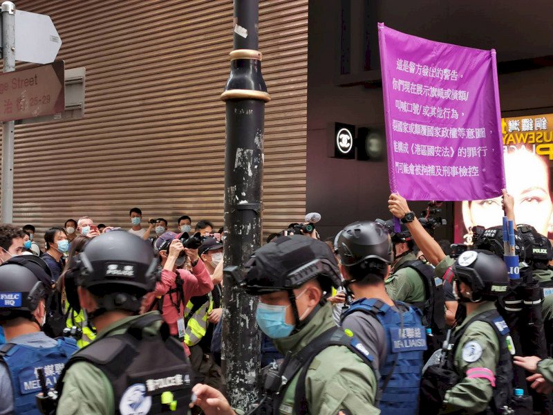 港人十一示威高喊口號　警方舉旗警告違國安法