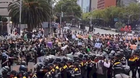 不滿總統施政　墨西哥近萬人上街