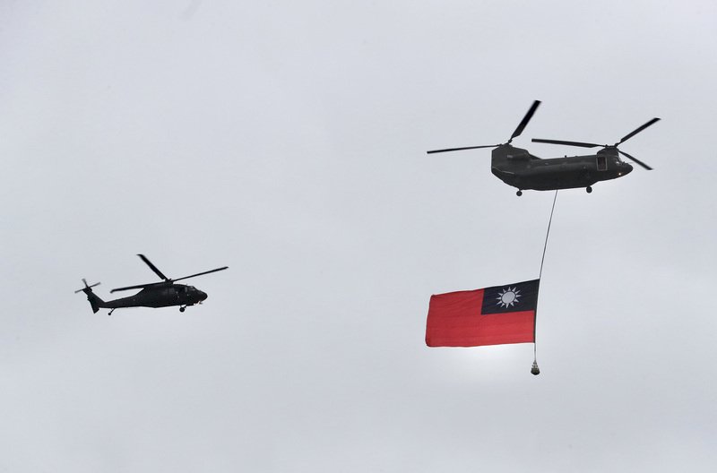 國慶空中全兵力預演  吊掛國旗、衝場  民眾搶拍