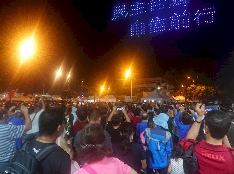 國慶焰火登場 逾36萬人湧台南安平