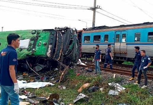 泰國巴士與火車相撞 至少20死30傷