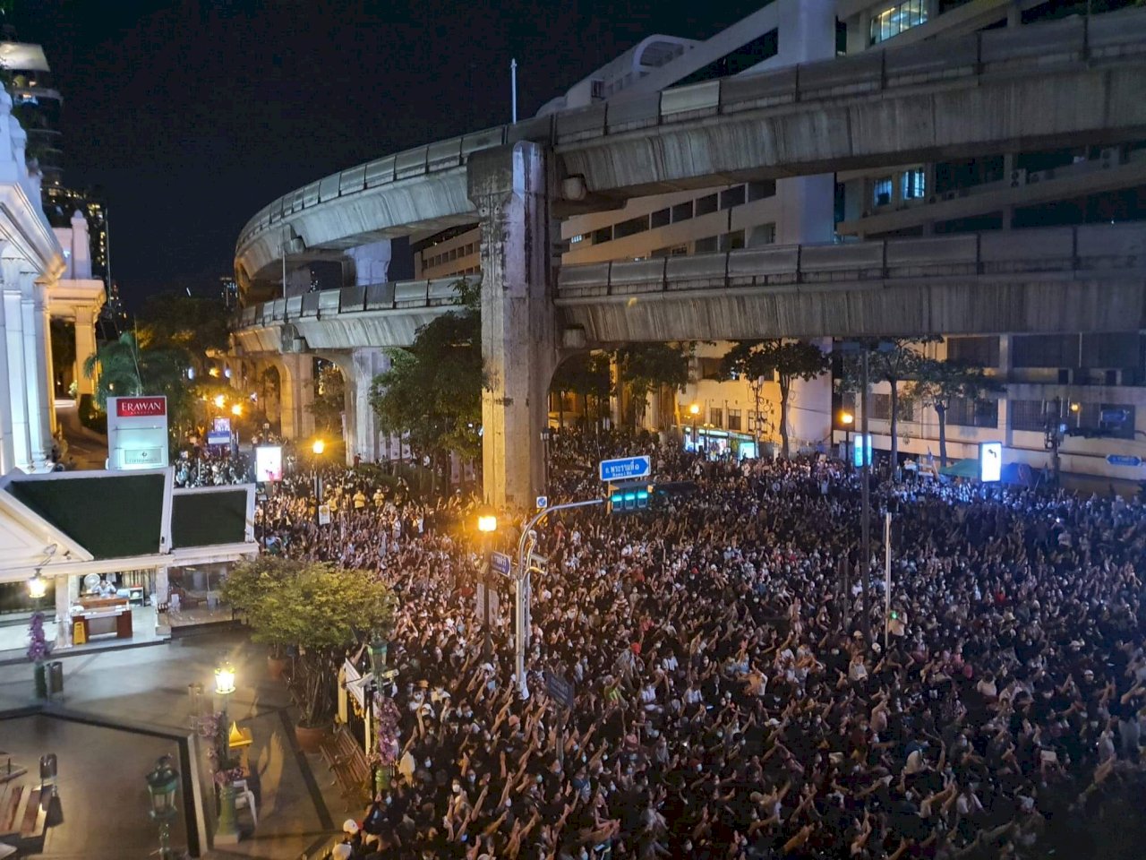 泰國民運群眾無視禁令 聚集曼谷鬧區持續抗爭