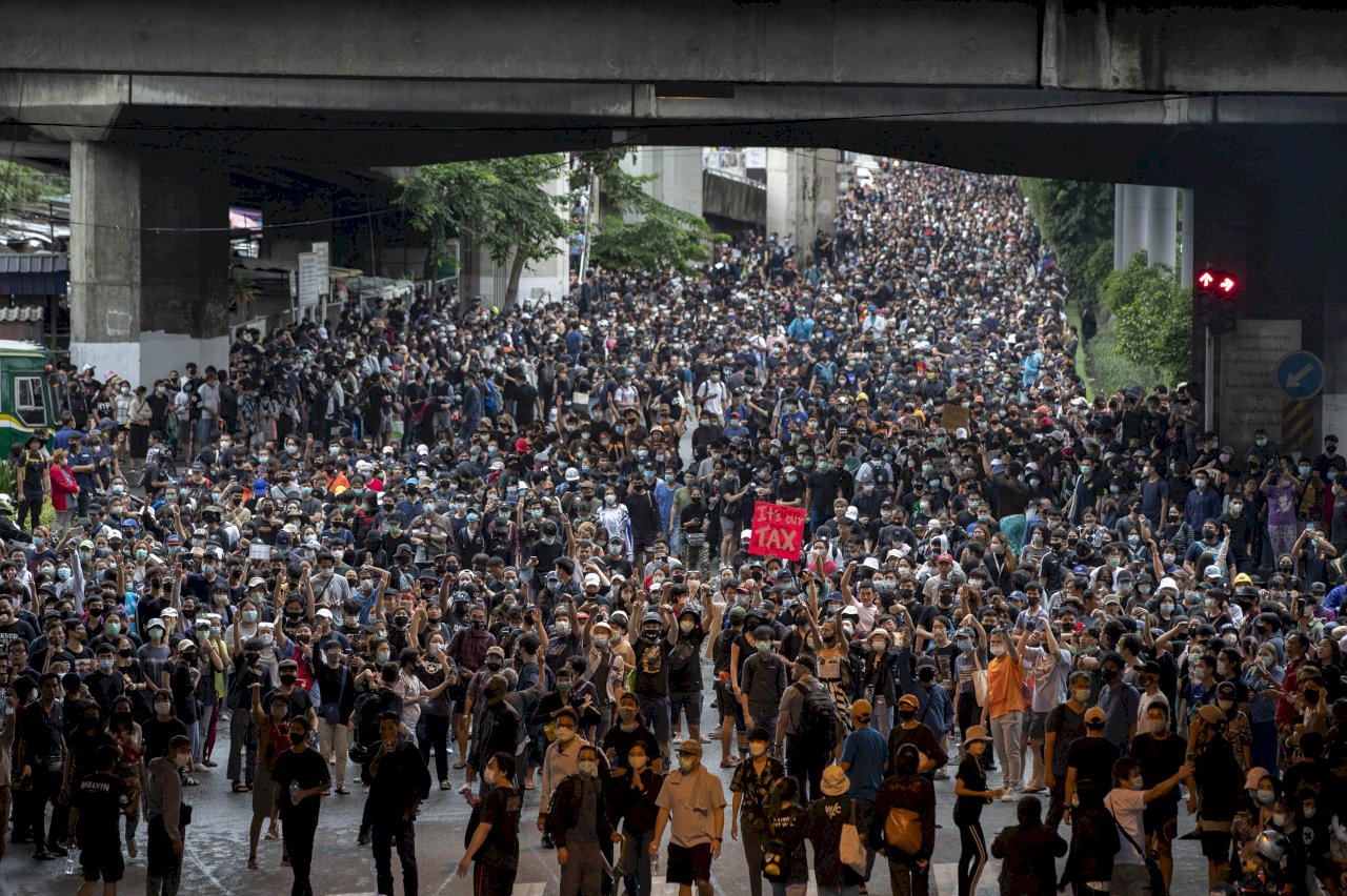 爆發警民衝突後 泰國民主運動曼谷多地持續抗議