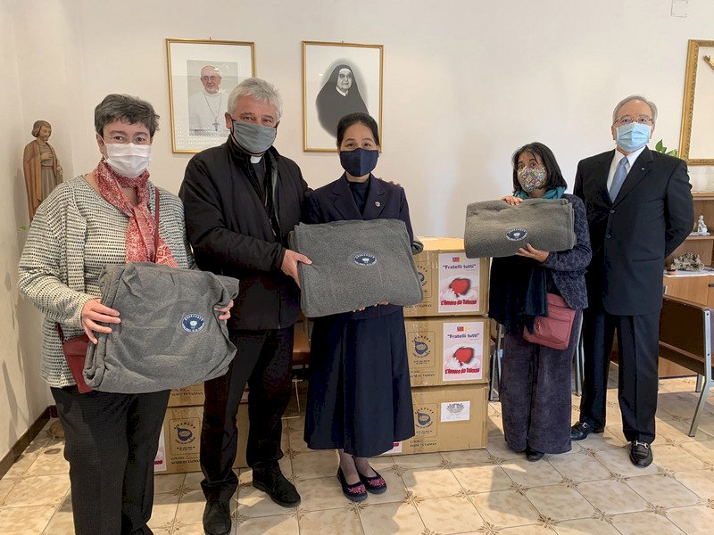 台灣能幫忙 駐教廷使館捐毛毯給婦幼難民營