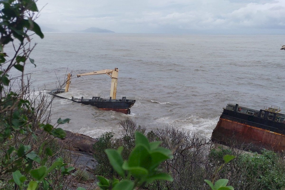 越南中部豪雨不斷 懸掛台灣旗幟油船擱淺斷兩截