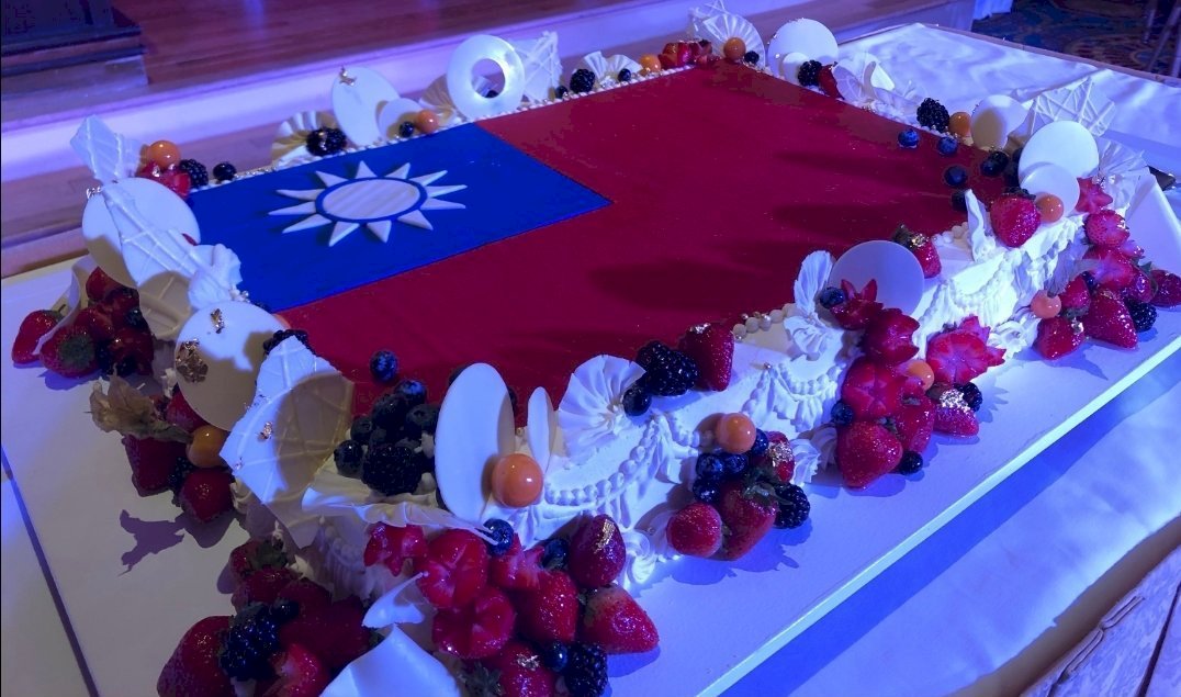 中國向斐濟檢舉台灣晚會蛋糕出現「偽旗」 美學者笑歪：蛋糕成了最新侵略工具？