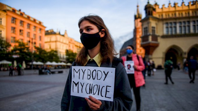 波蘭收緊墮胎權 民眾不顧防疫令連5天上街抗議