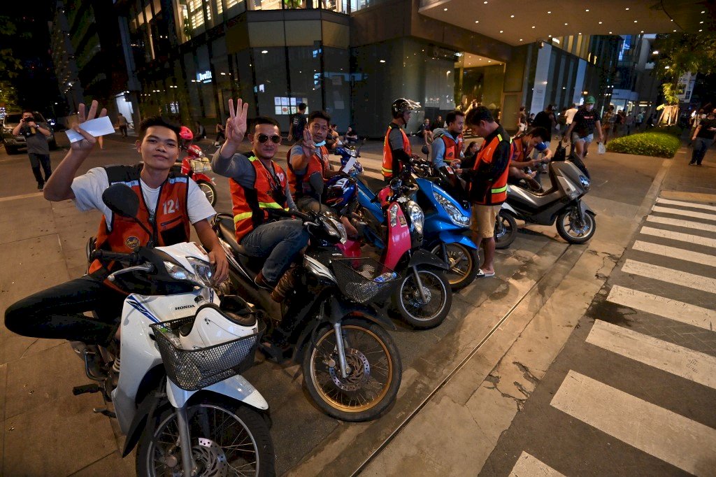 泰國反政府示威 計程摩托車加入援助行動