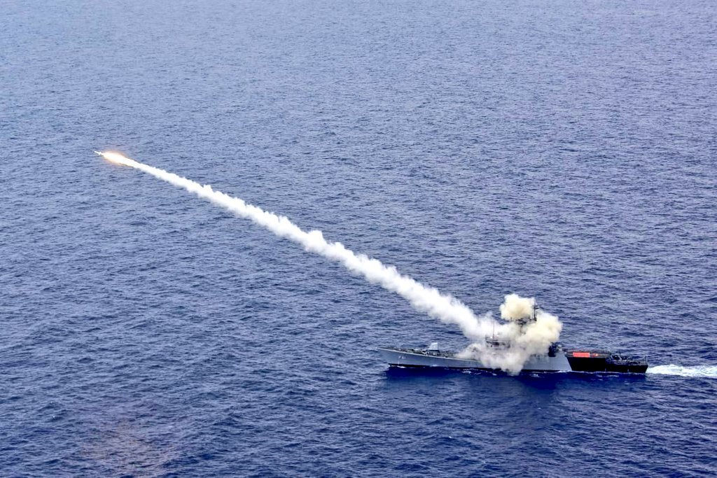 嚇阻中國 印度海軍巡邏艦試射反艦飛彈