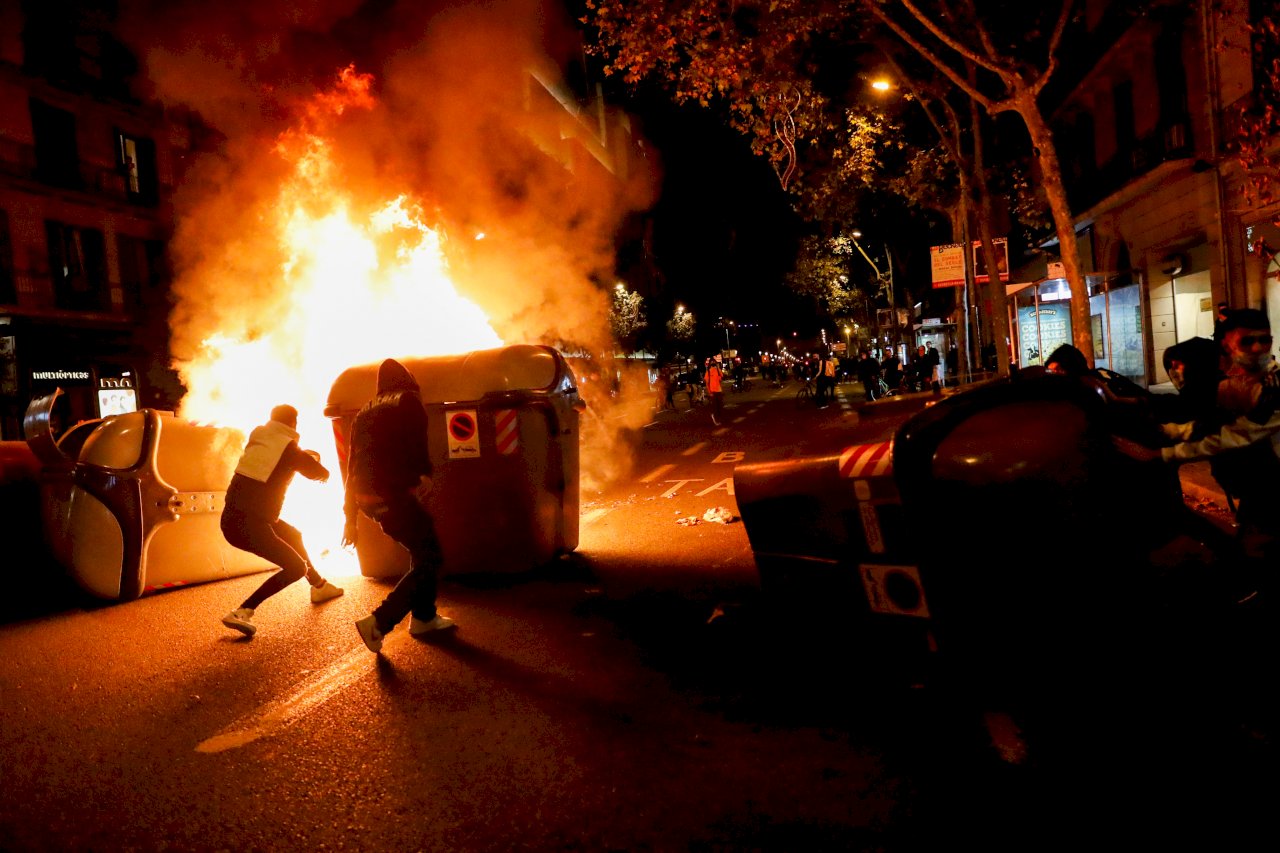 不滿政府為阻疫情實施封鎖 巴塞隆納民眾抗議與警爆衝突